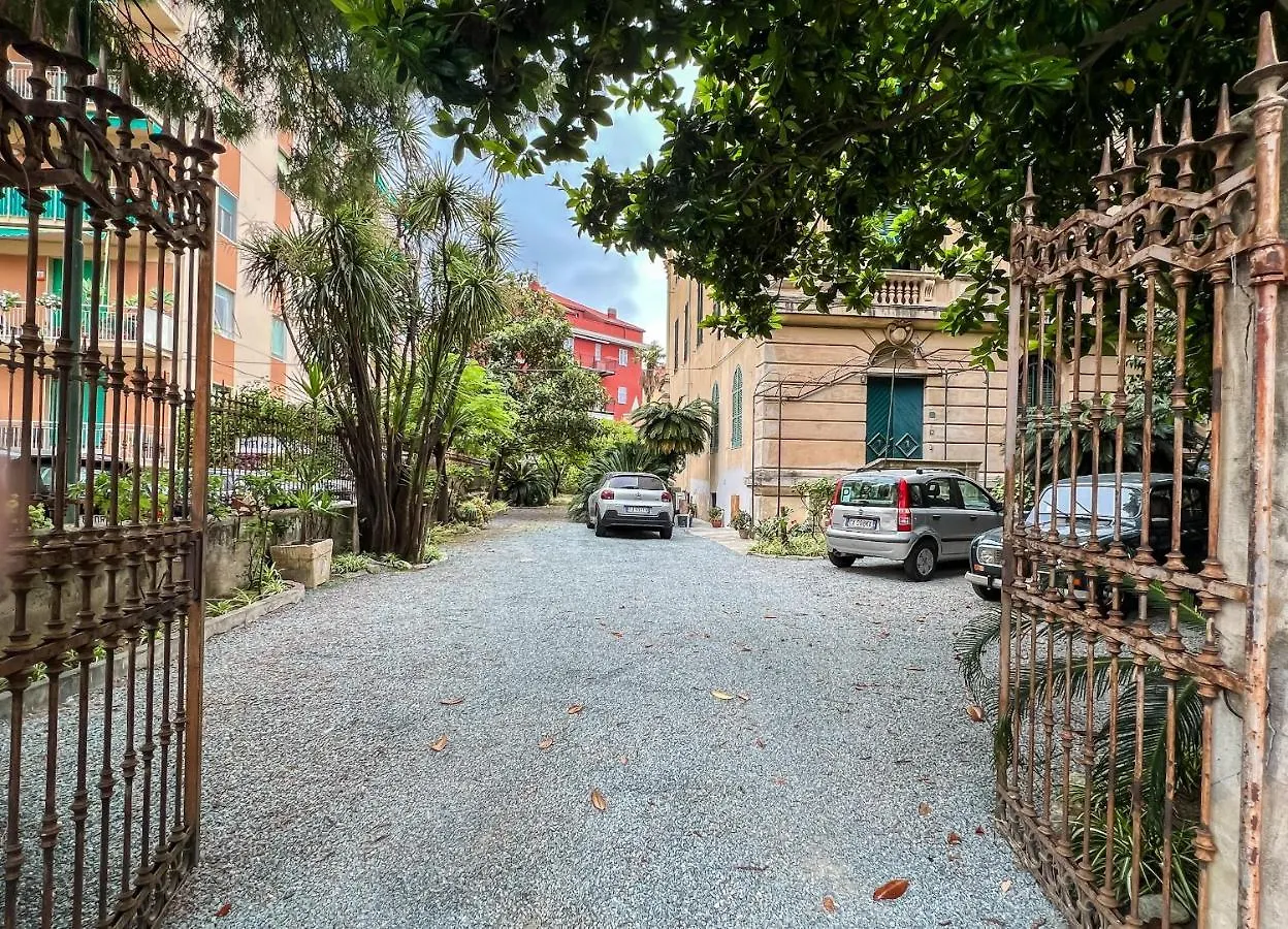 Appartamento In Villa Del '900 Varazze
